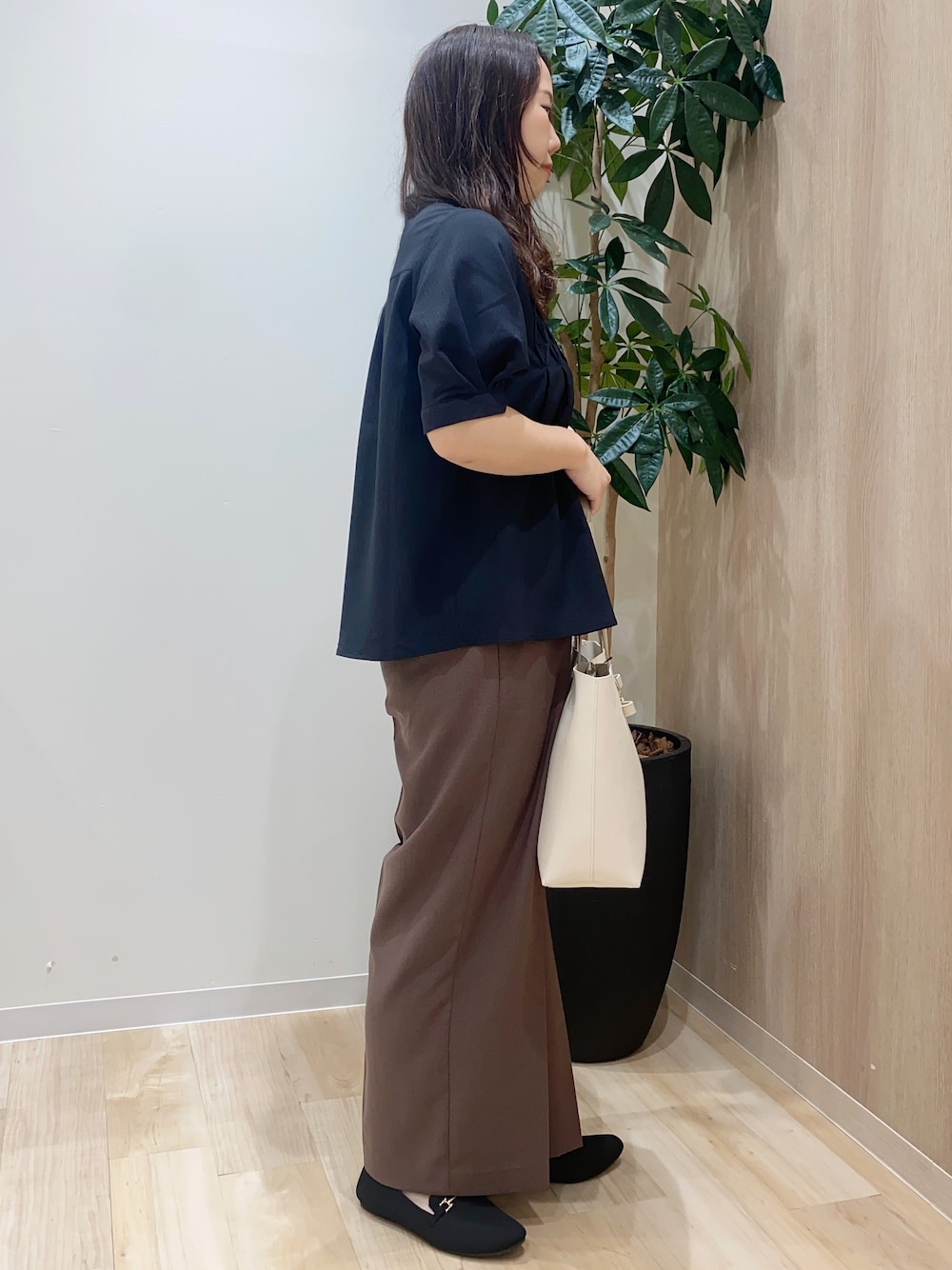 ブラック系のシャツ/ブラウス、ブラウン系のその他パンツ、ホワイト系のトートバッグを着用したレディースの夏コーディネートの2枚目の写真
