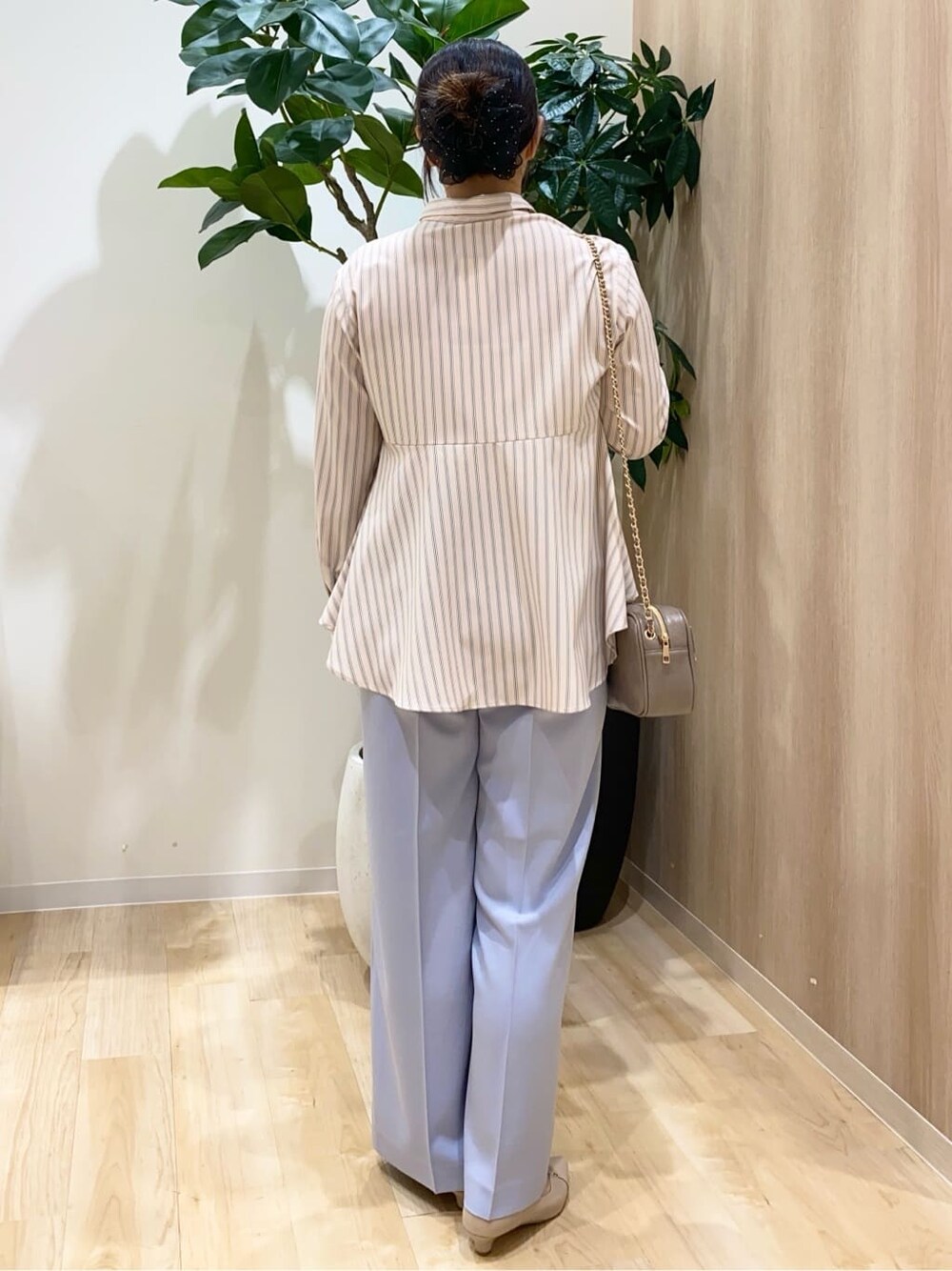 ピンク系のシャツ/ブラウス、ブルー系のその他パンツ、グレー系のショルダーバッグを着用したレディースの春コーディネートの3枚目の写真