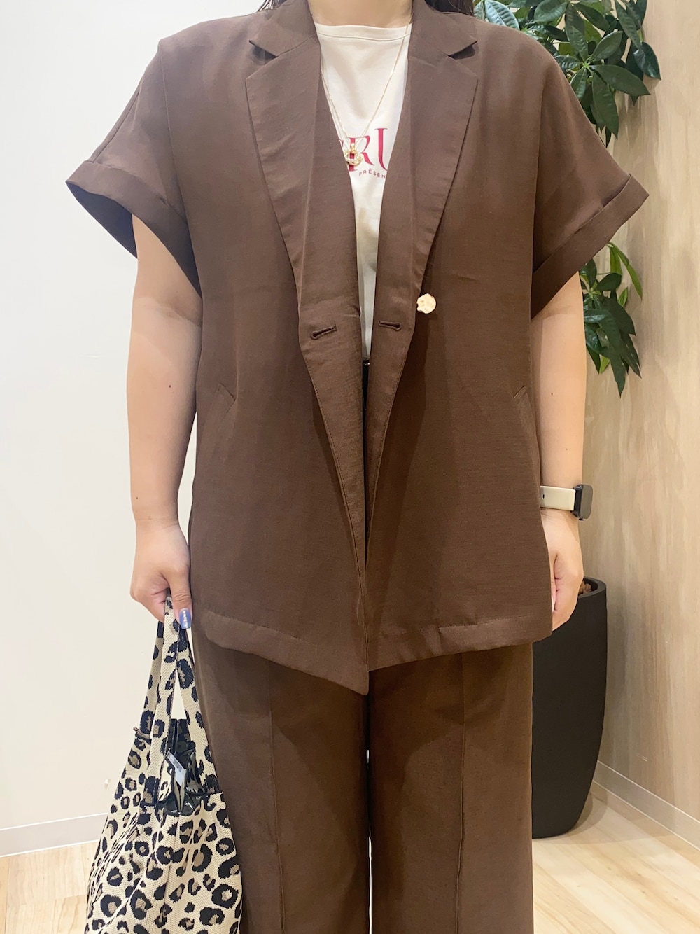 ブラウン系のテーラードジャケット、ベージュ系のTシャツ/カットソー、ブラウン系のその他パンツを着用したレディースの夏コーディネートの5枚目の写真