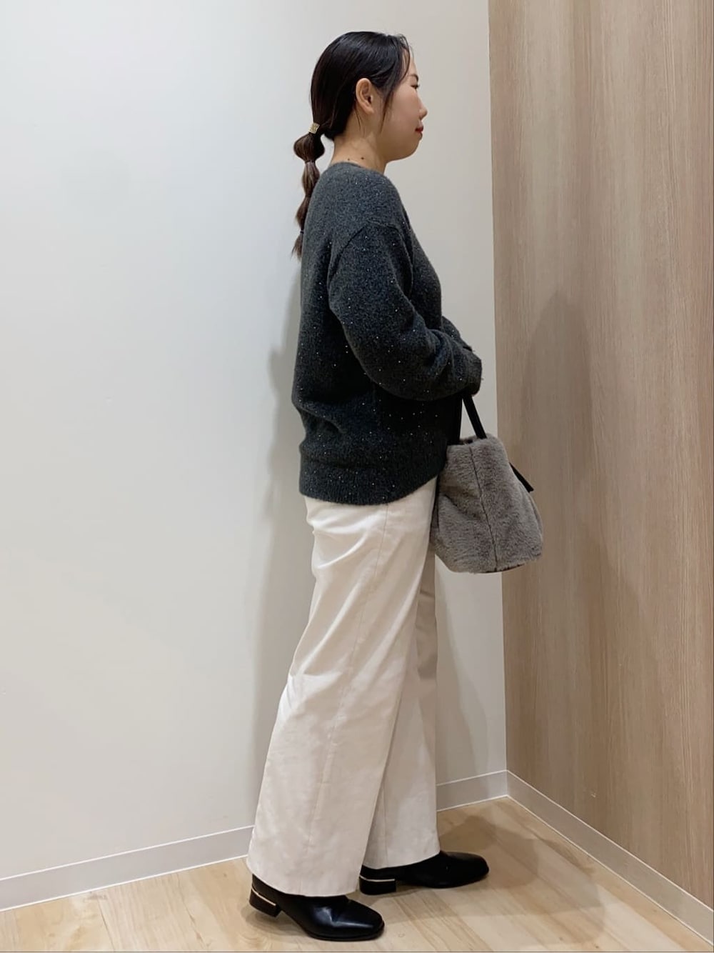 グレー系のニット/セーター、ホワイト系のその他パンツ、グレー系のトートバッグを着用したレディースの冬コーディネートの2枚目の写真