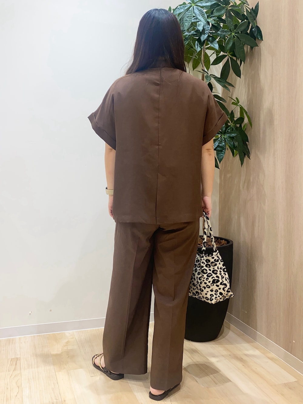 ブラウン系のテーラードジャケット、ベージュ系のTシャツ/カットソー、ブラウン系のその他パンツを着用したレディースの夏コーディネートの4枚目の写真