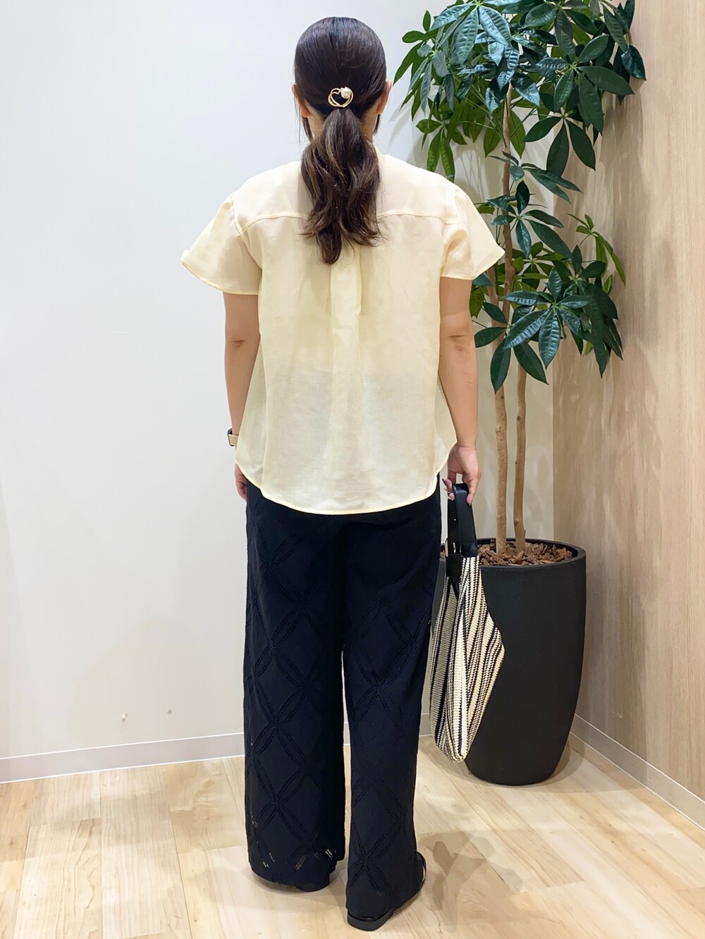 ホワイト系のシャツ/ブラウス、ブラック系のその他パンツ、ブラック系のショルダーバッグを着用したレディースの夏コーディネートの4枚目の写真