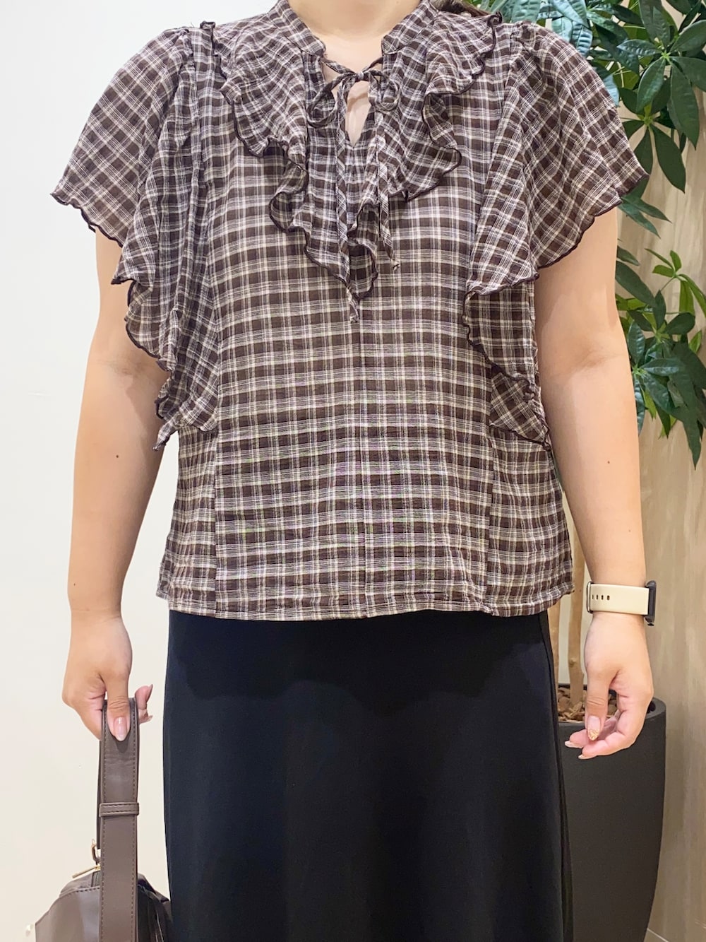 ブラウン系のシャツ/ブラウス、ブラック系のスカート、ブラウン系のショルダーバッグを着用したレディースの夏コーディネートの5枚目の写真