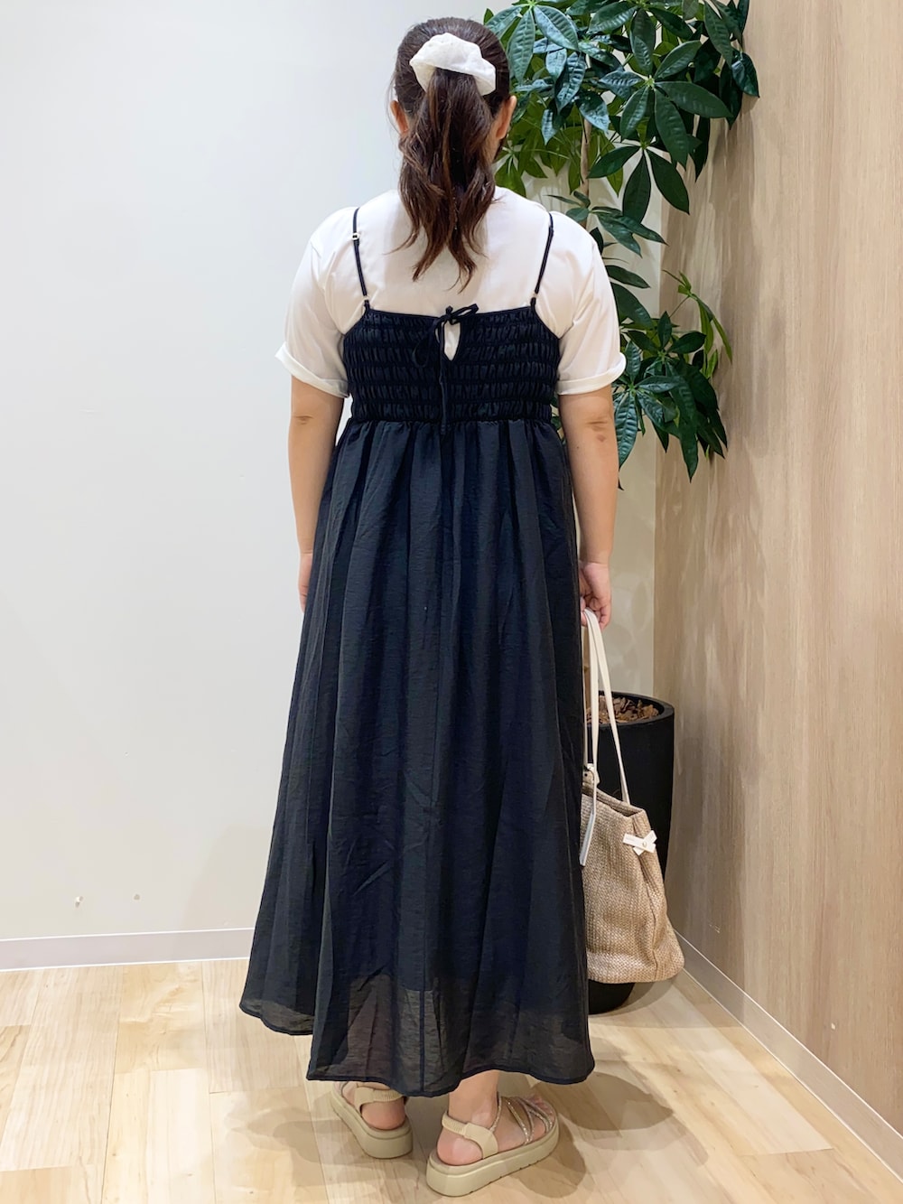 ホワイト系のTシャツ/カットソー、ブラック系のワンピース、ホワイト系のトートバッグを着用したレディースの夏コーディネートの4枚目の写真