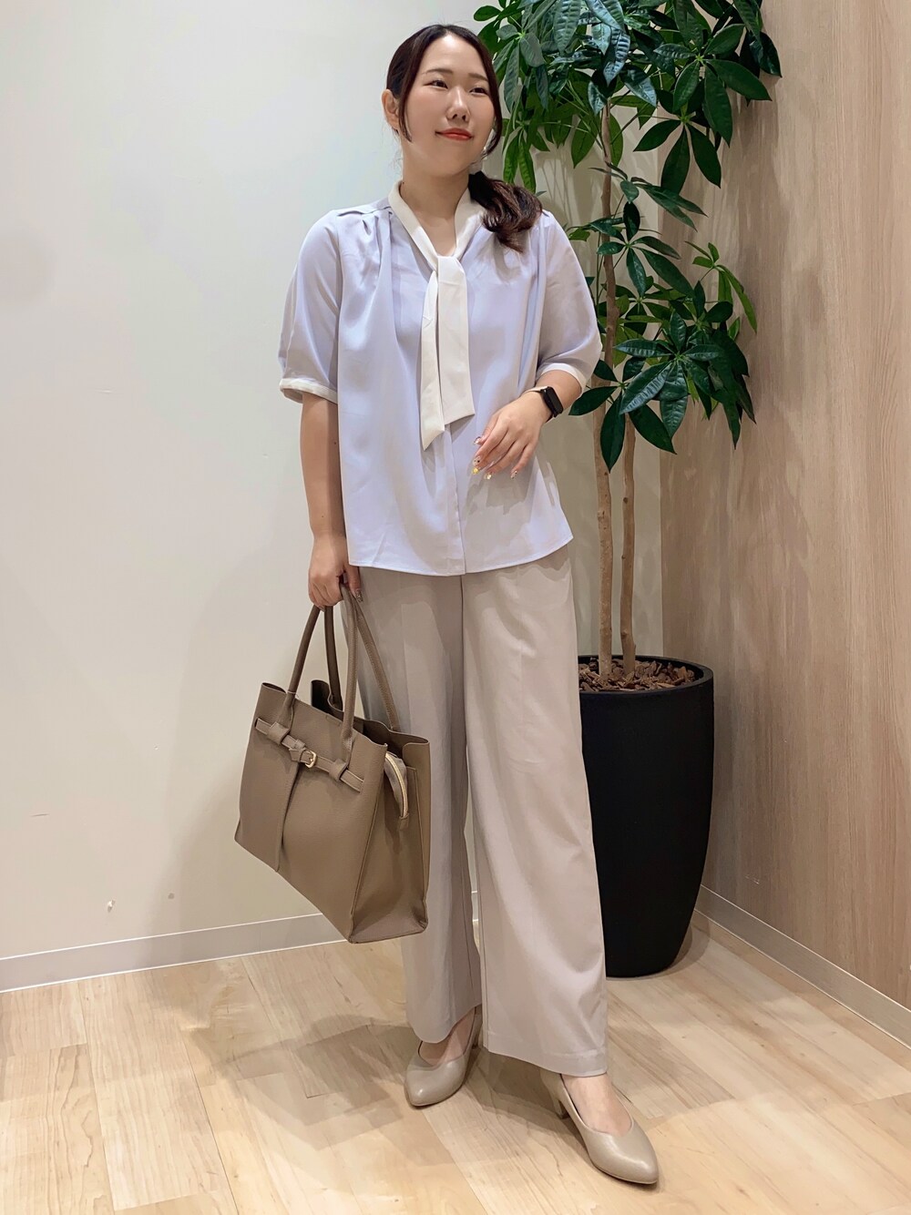 グレー系のシャツ/ブラウス、ベージュ系のその他パンツ、ブラウン系のトートバッグを着用したレディースの夏コーディネートの2枚目の写真