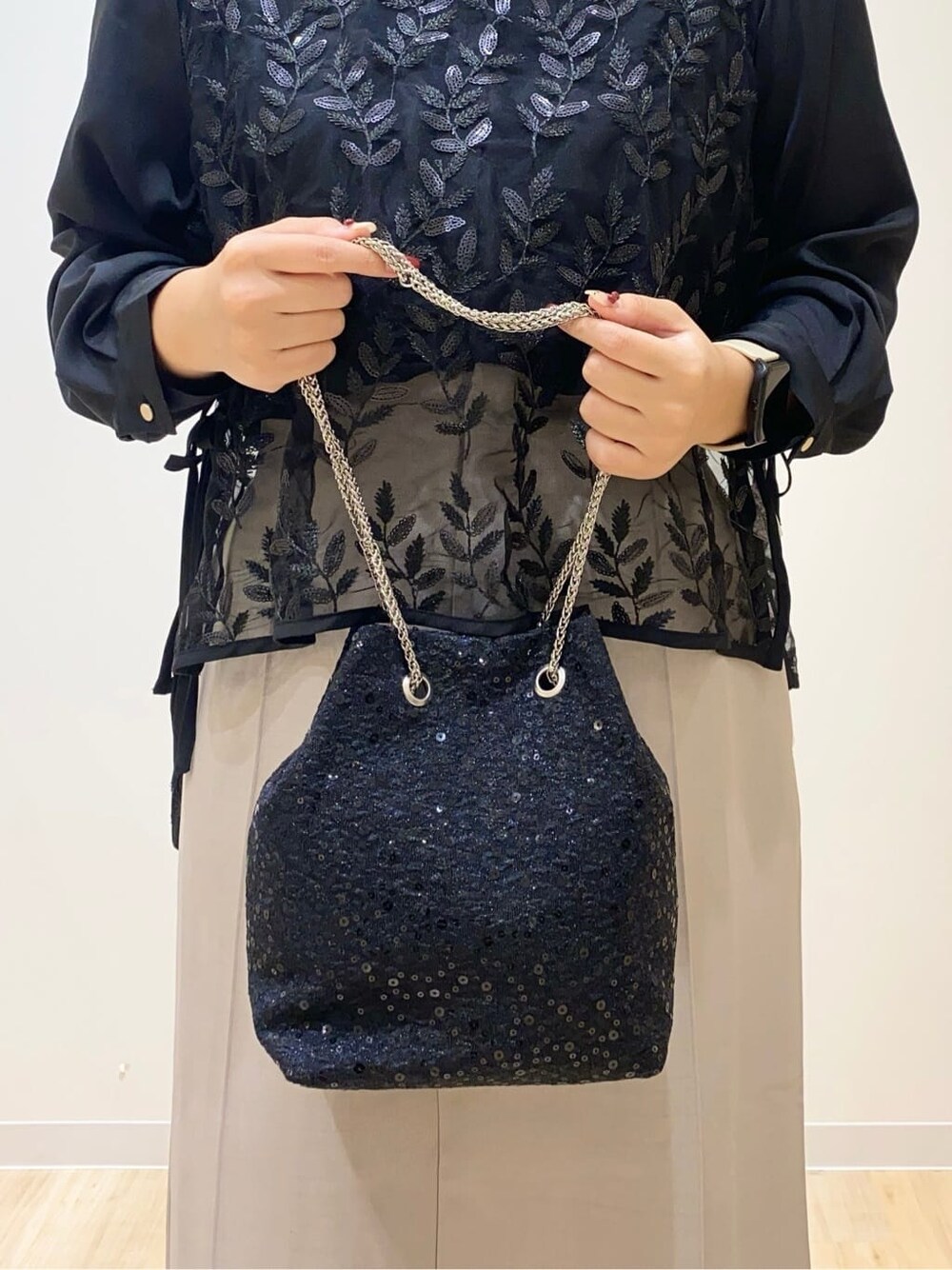 ブラック系のシャツ/ブラウス、ベージュ系のスカート、ブラック系のショルダーバッグを着用したレディースの秋コーディネートの6枚目の写真