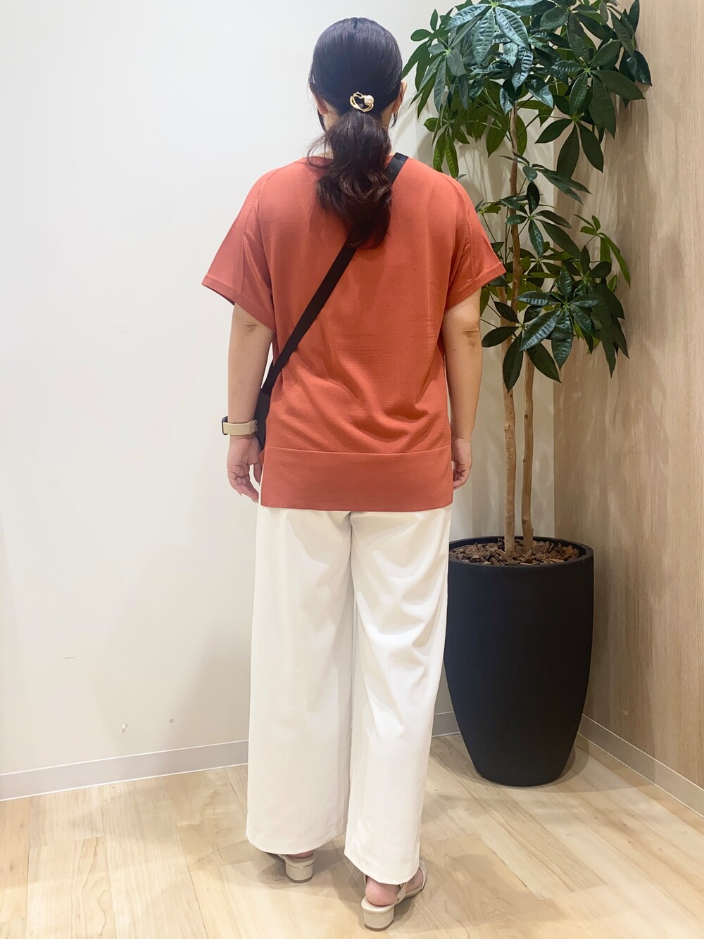 レッド系のニット/セーター、ホワイト系のその他パンツ、グレー系のショルダーバッグを着用したレディースの夏コーディネートの4枚目の写真