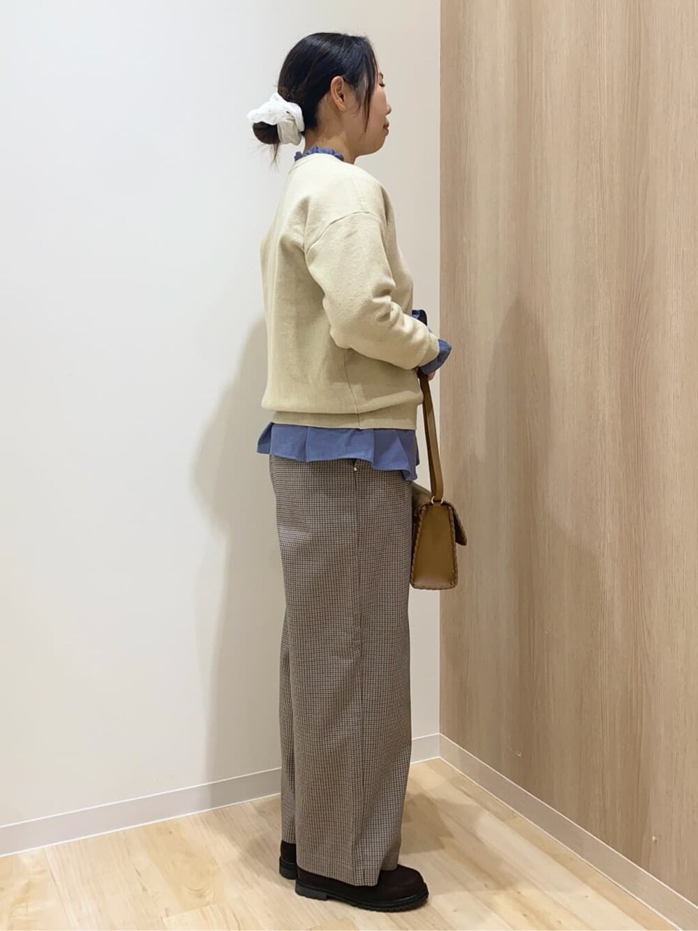 ホワイト系のニット/セーター、ブルー系のシャツ/ブラウス、ベージュ系のその他パンツを着用したレディースの秋コーディネートの3枚目の写真