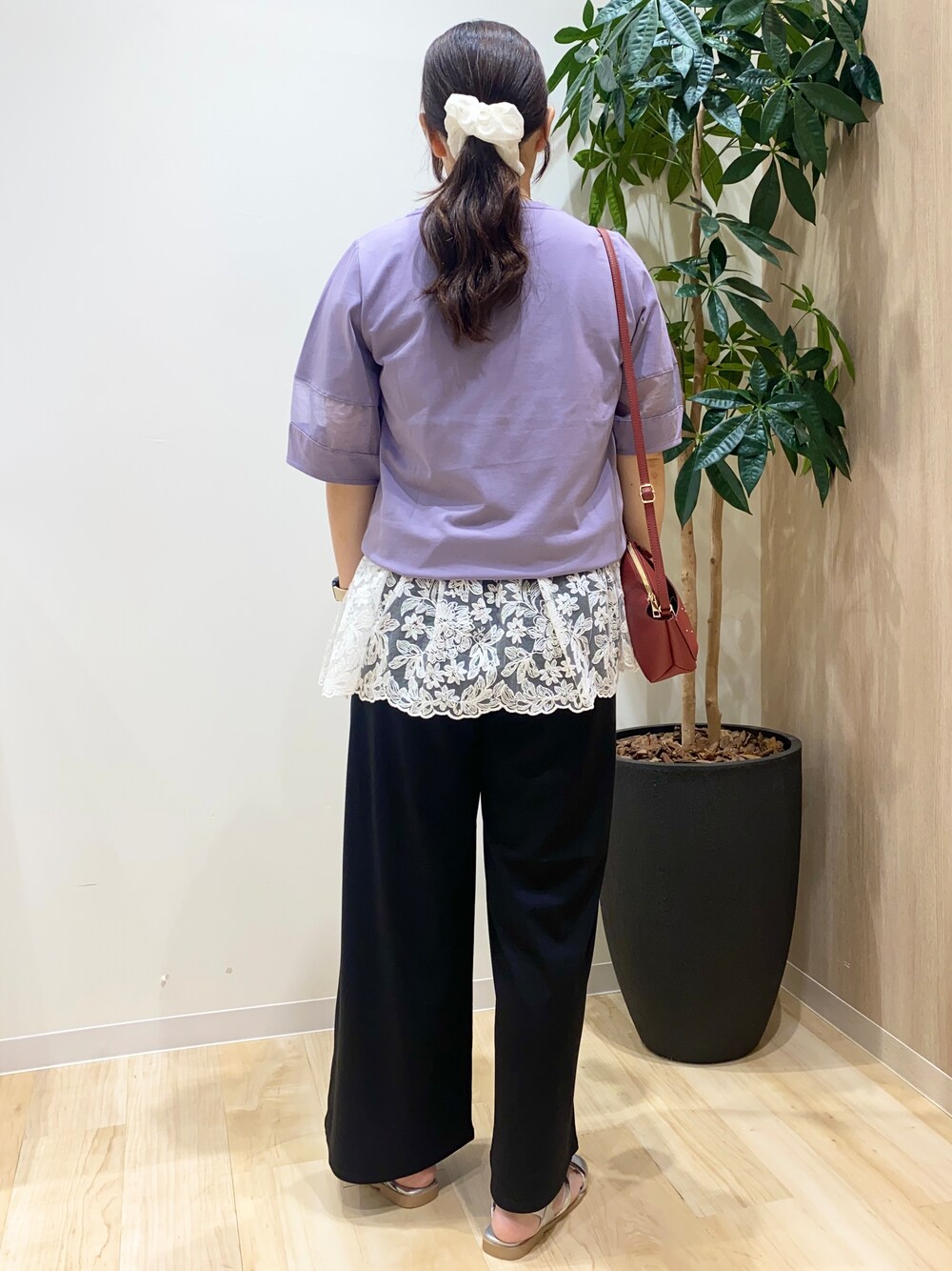 パープル系のTシャツ/カットソー、ホワイト系のTシャツ/カットソー、ブラック系のその他パンツを着用したレディースの夏コーディネートの4枚目の写真