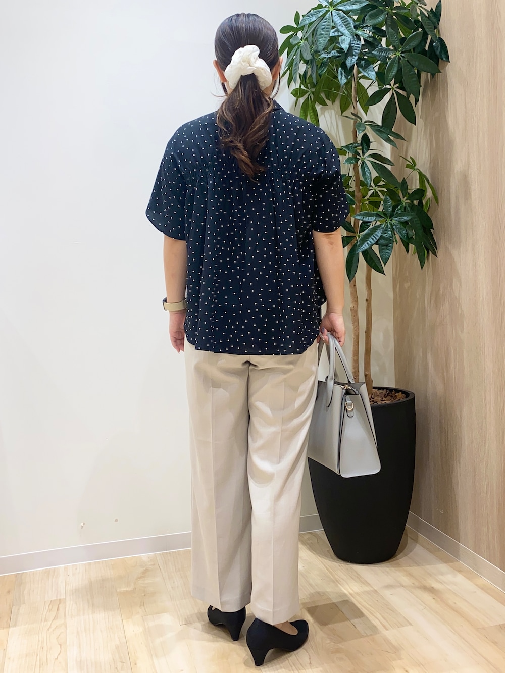 ブラック系のシャツ/ブラウス、ベージュ系のその他パンツ、ブルー系のトートバッグを着用したレディースの夏コーディネートの4枚目の写真