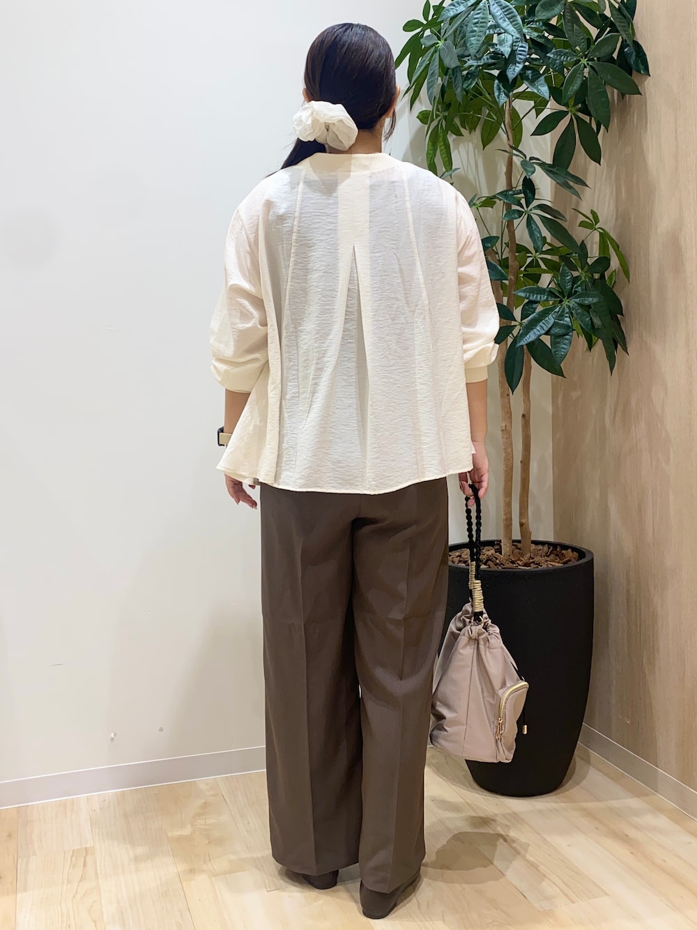 ホワイト系のカーディガン/ボレロ、ブラウン系のTシャツ/カットソー、ブラウン系のその他パンツを着用したレディースの夏コーディネートの4枚目の写真