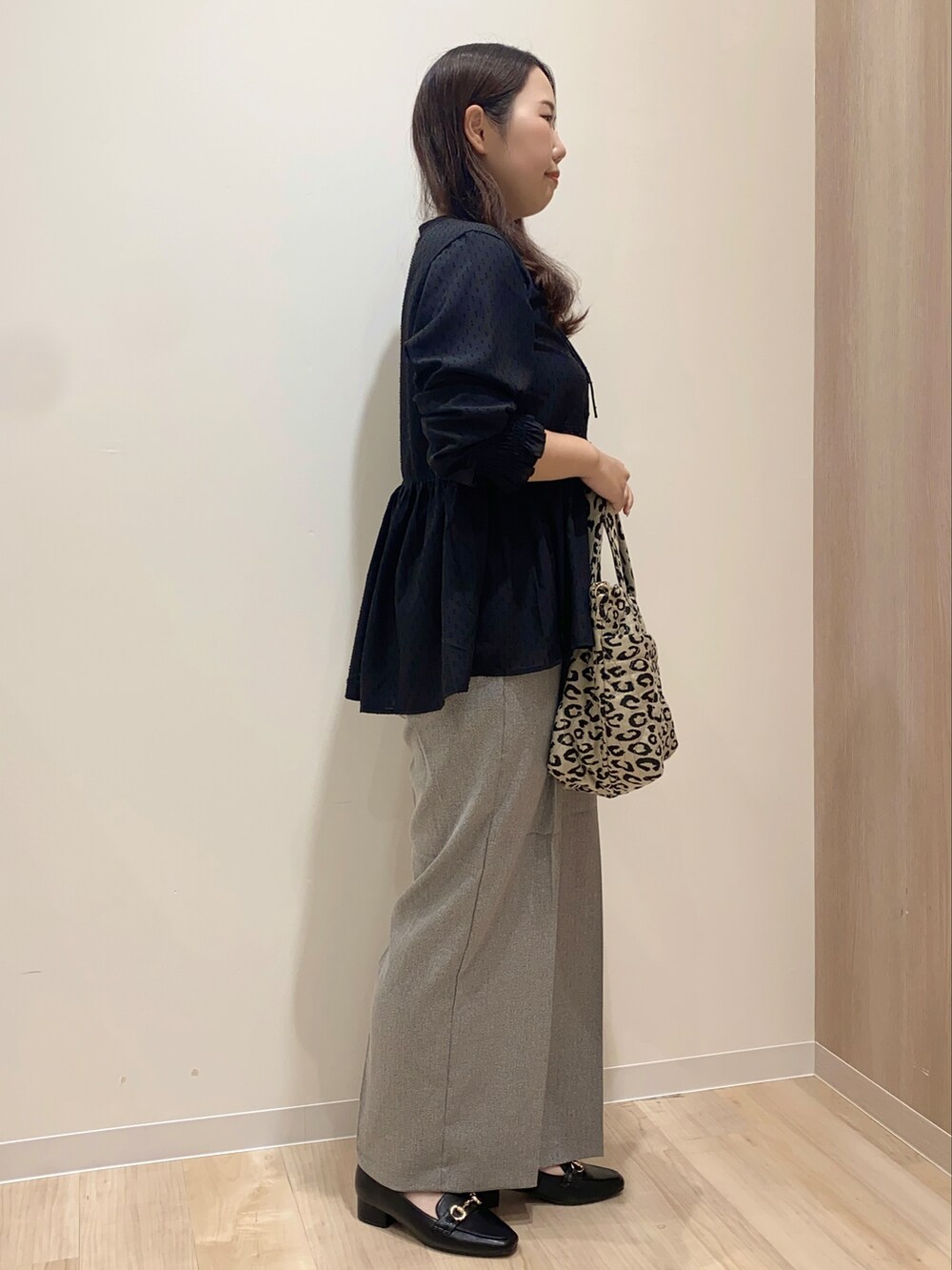 ブラック系のシャツ/ブラウス、グレー系のその他パンツ、グリーン系のトートバッグを着用したレディースの秋コーディネートの3枚目の写真