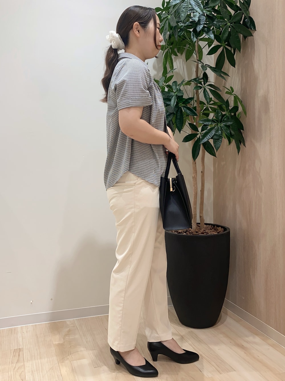 ブラック系のシャツ/ブラウス、ベージュ系のその他パンツ、ブラック系のトートバッグを着用したレディースの夏コーディネートの3枚目の写真
