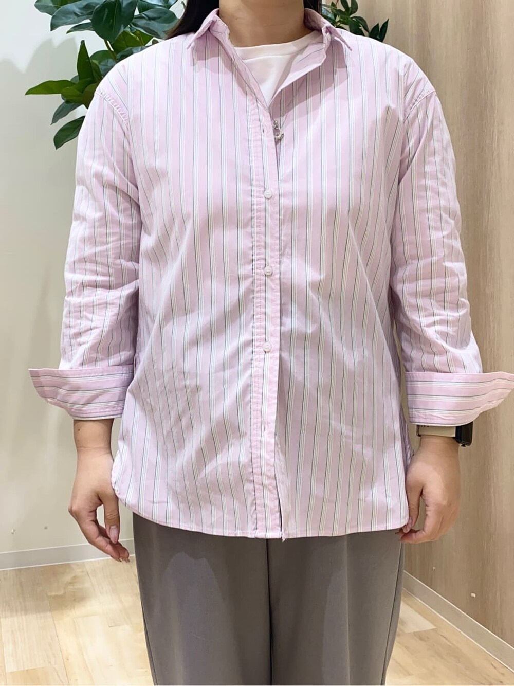 ピンク系のシャツ/ブラウス、ホワイト系のTシャツ/カットソー、グレー系のその他パンツを着用したレディースの春コーディネートの4枚目の写真