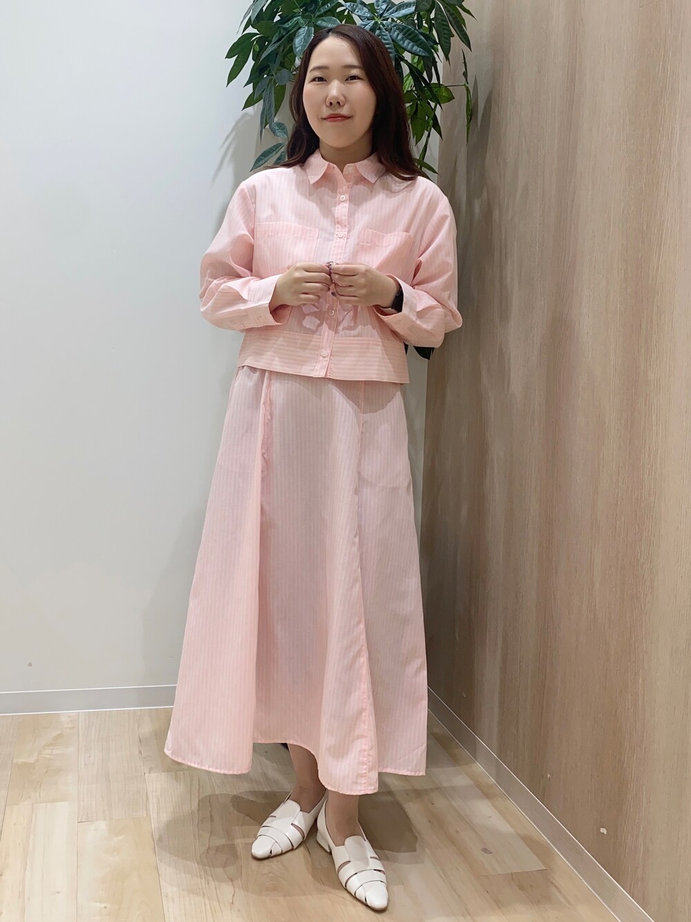 ホワイト系のパンプス、ピンク系のスカート、ピンク系のシャツ/ブラウスを着用したレディースの春コーディネートの2枚目の写真