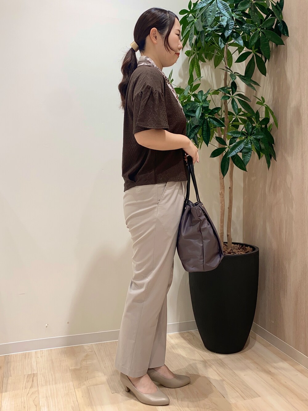 ブラウン系のTシャツ/カットソー、ベージュ系のその他パンツ、グレー系のトートバッグを着用したレディースの夏コーディネートの3枚目の写真