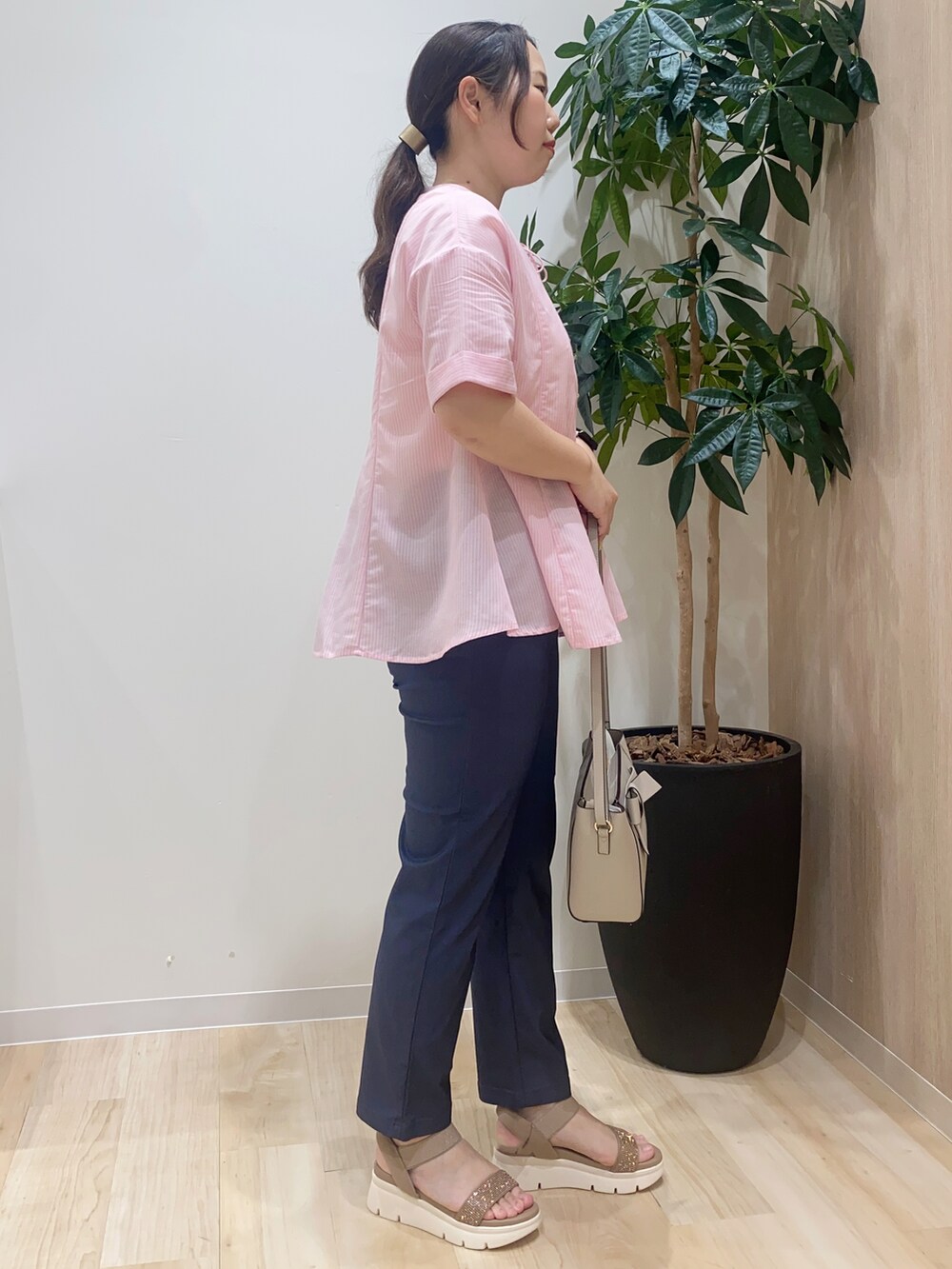 ピンク系のシャツ/ブラウス、ブルー系のその他パンツ、グレー系のショルダーバッグを着用したレディースの夏コーディネートの3枚目の写真