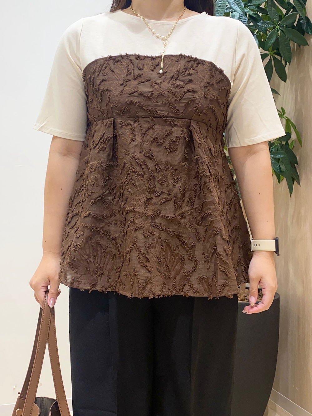 ブラウン系のTシャツ/カットソー、ブラック系のその他パンツ、ブラウン系のトートバッグを着用したレディースの夏コーディネートの5枚目の写真
