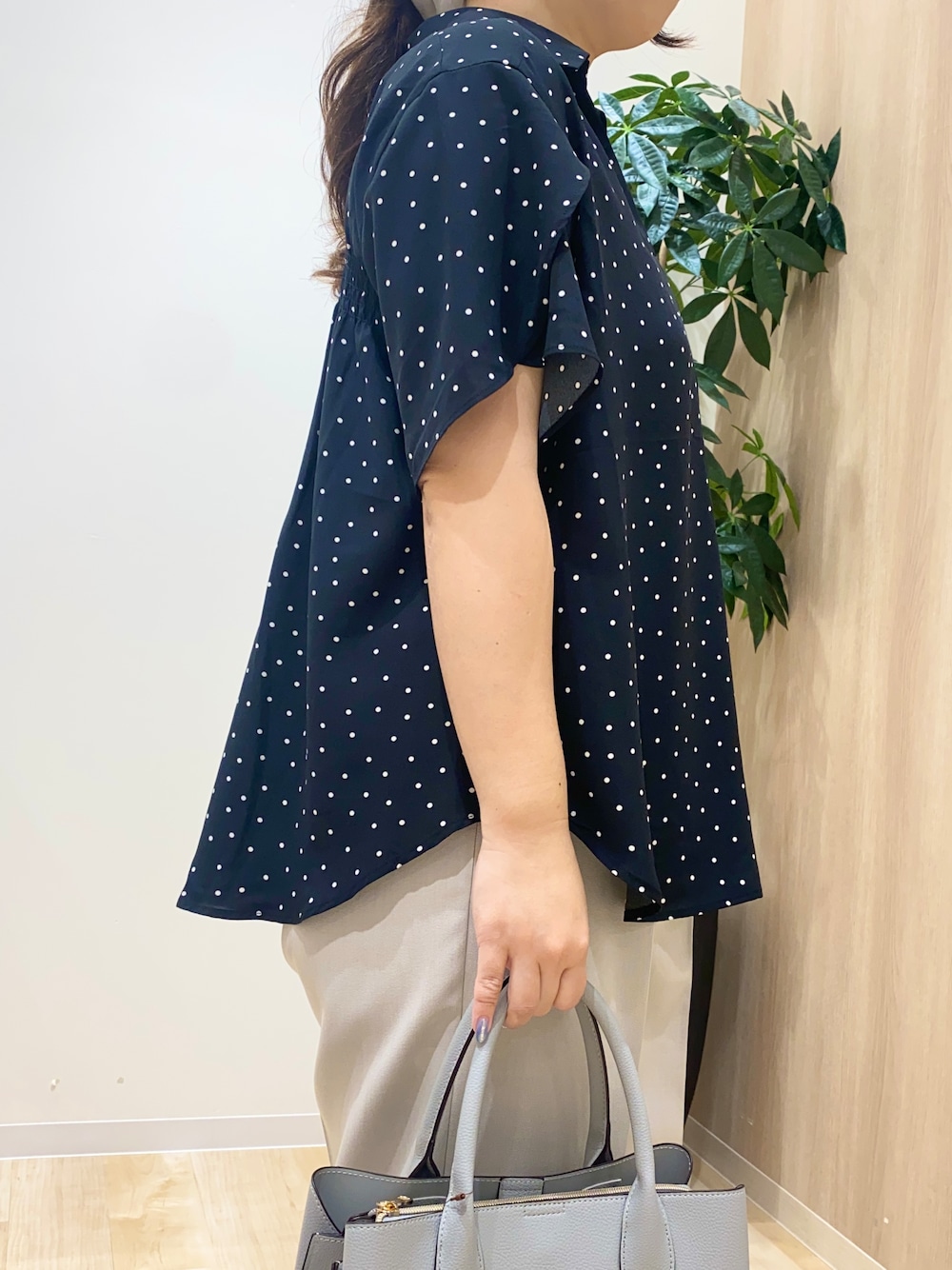 ブラック系のシャツ/ブラウス、ベージュ系のその他パンツ、ブルー系のトートバッグを着用したレディースの夏コーディネートの6枚目の写真