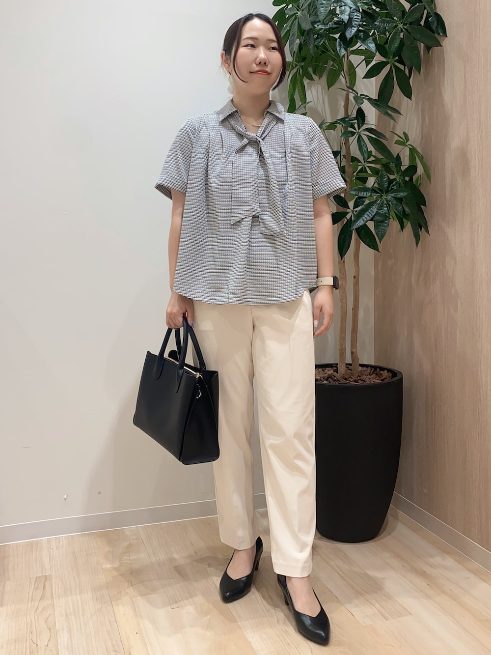 ブラック系のシャツ/ブラウス、ベージュ系のその他パンツ、ブラック系のトートバッグを着用したレディースの夏コーディネートの2枚目の写真