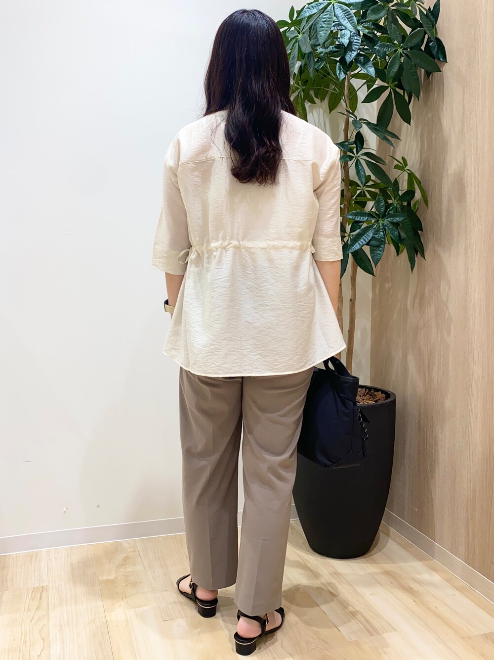 ホワイト系のシャツ/ブラウス、ブラウン系のその他パンツ、ブラック系のショルダーバッグを着用したレディースの夏コーディネートの4枚目の写真