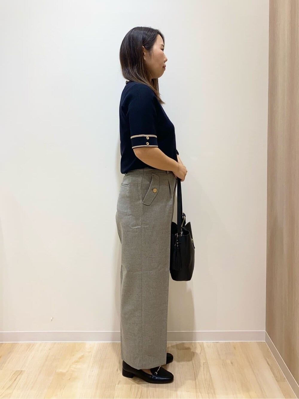 グレー系のその他パンツ、ブラック系のショルダーバッグ、ゴールド系のネックレスを着用したレディースの秋コーディネートの2枚目の写真