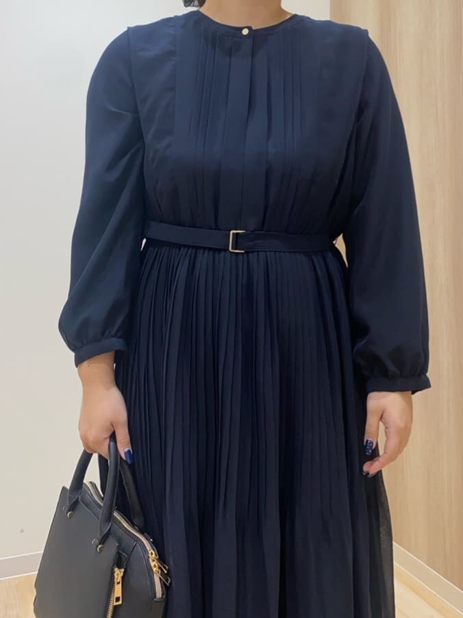 ブルー系のワンピース、ホワイト系のノーカラージャケット、ブルー系のノーカラージャケットを着用したレディースの冬コーディネートの4枚目の写真