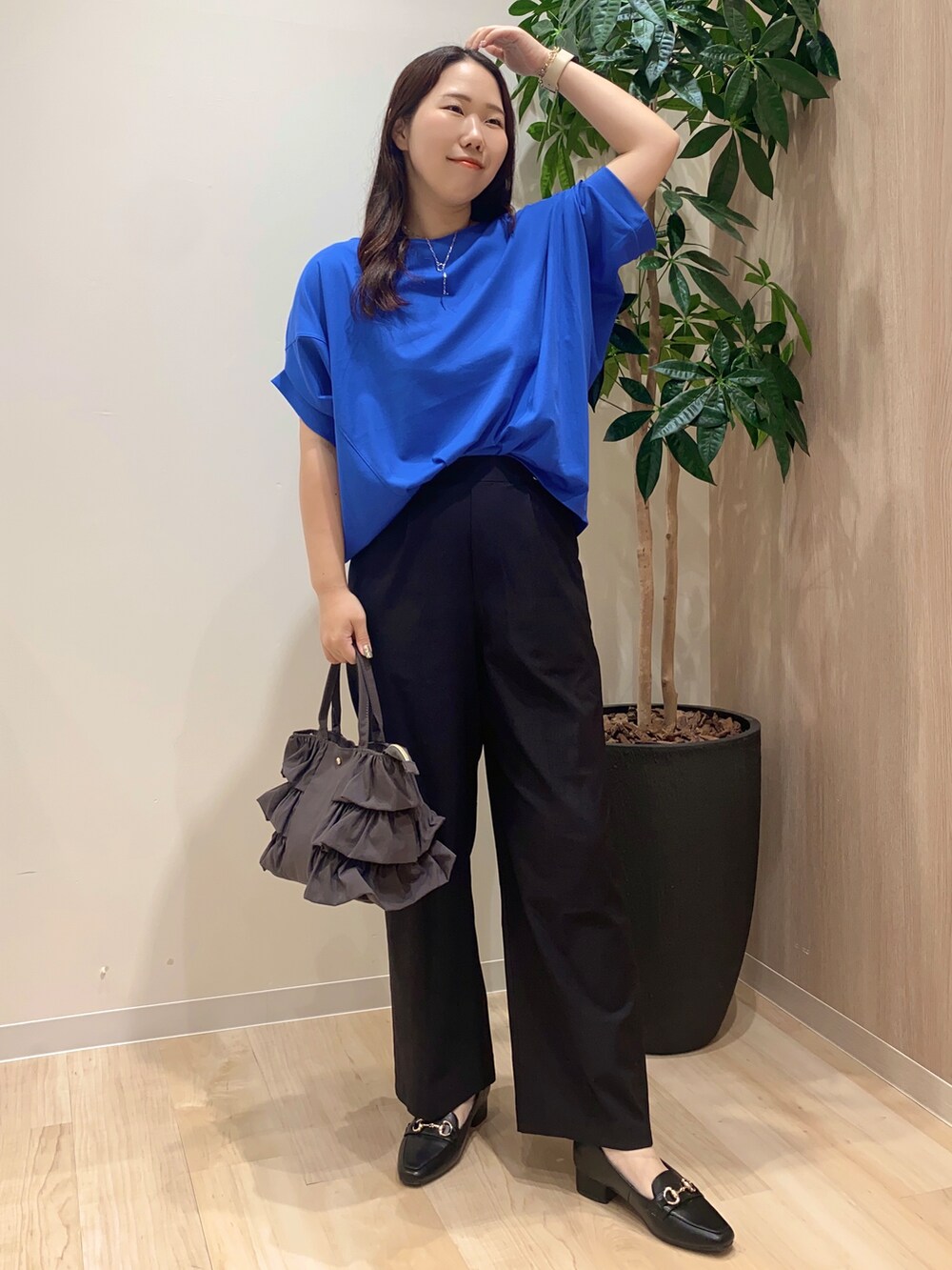 ブルー系のTシャツ/カットソー、ブラック系のその他パンツ、グレー系のトートバッグを着用したレディースの夏コーディネートの2枚目の写真