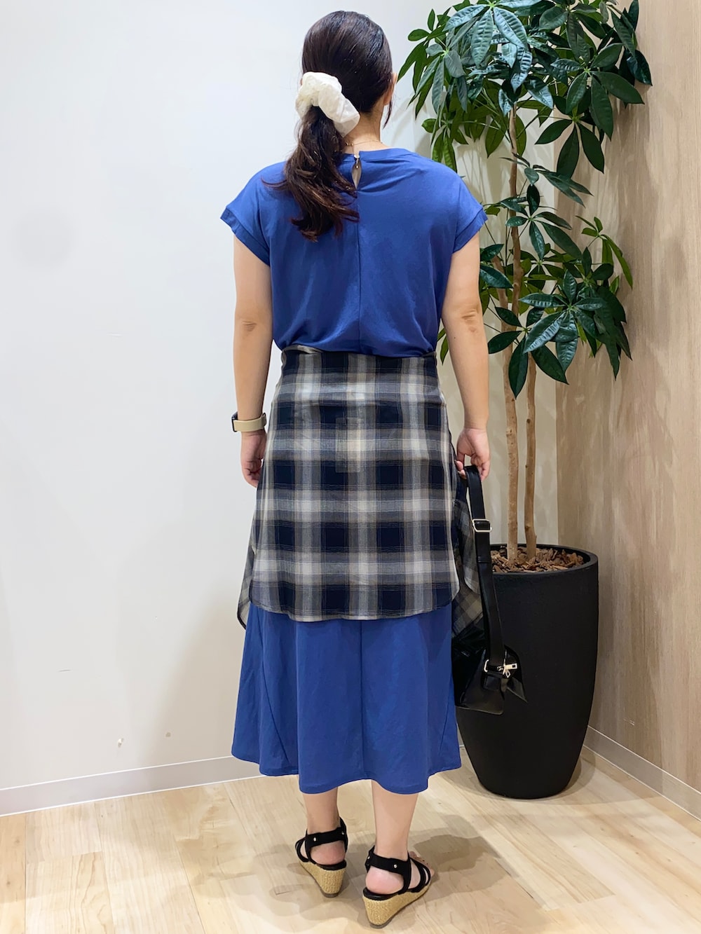 ブルー系のワンピース、ブラック系のシャツ/ブラウス、ブラック系のショルダーバッグを着用したレディースの夏コーディネートの4枚目の写真