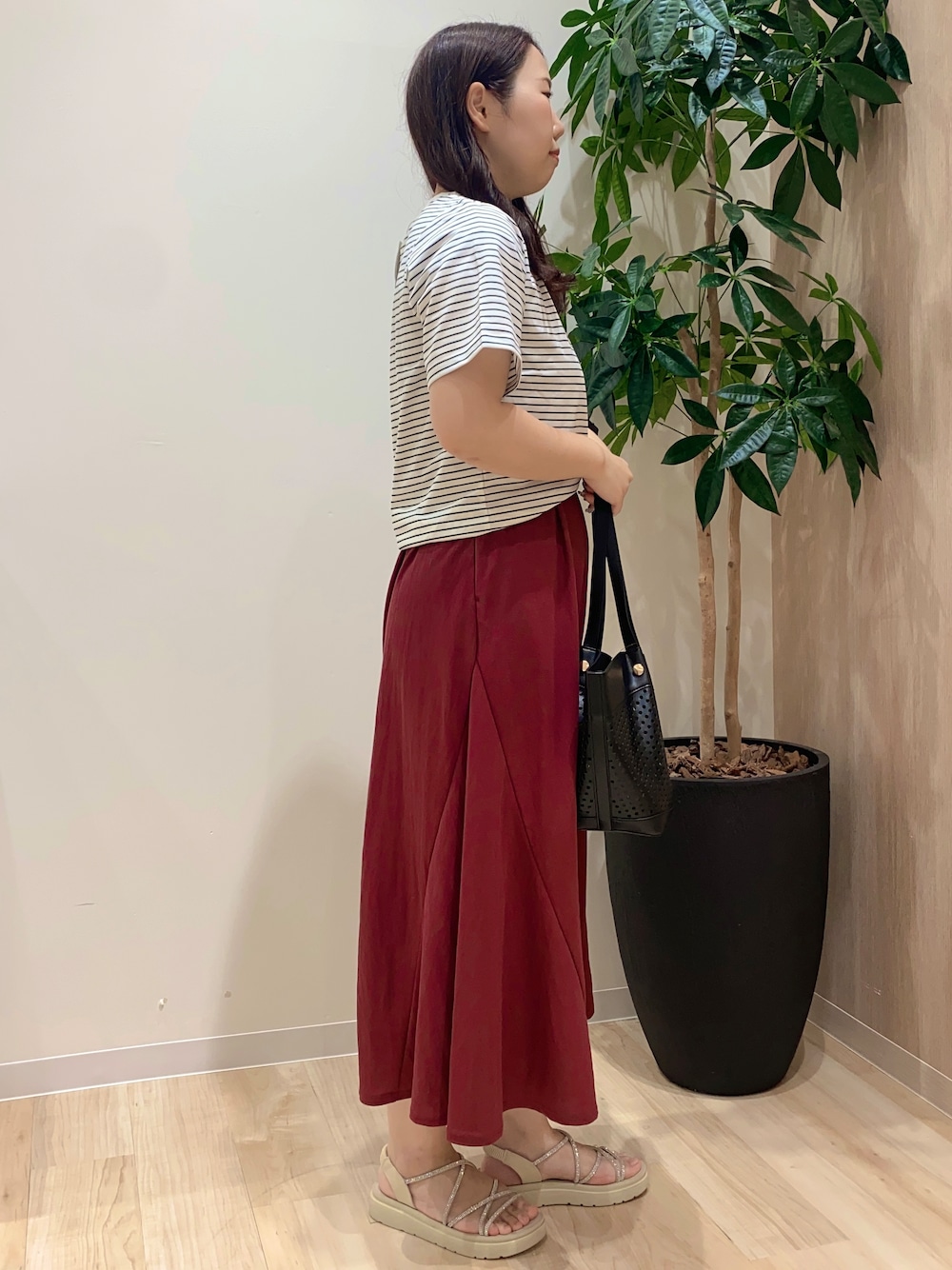 ホワイト系のTシャツ/カットソー、レッド系のワンピース、ブラック系のトートバッグを着用したレディースの夏コーディネートの3枚目の写真