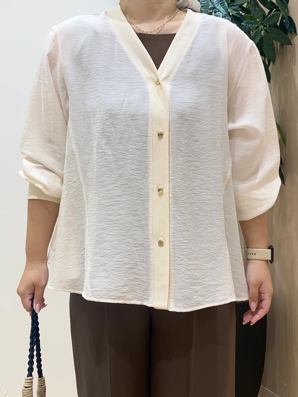 ホワイト系のカーディガン/ボレロ、ブラウン系のTシャツ/カットソー、ブラウン系のその他パンツを着用したレディースの夏コーディネートの5枚目の写真