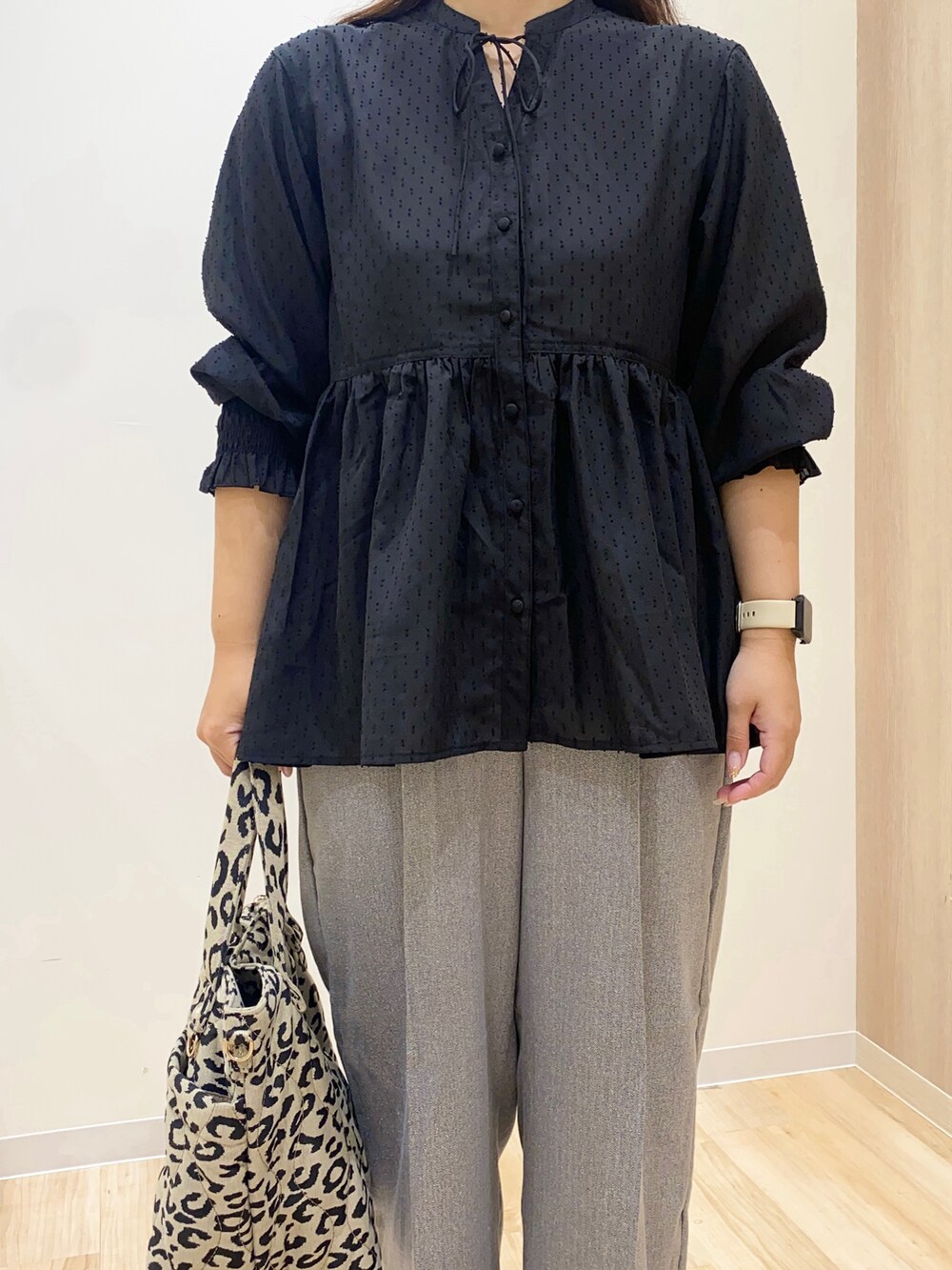 ブラック系のシャツ/ブラウス、グレー系のその他パンツ、グリーン系のトートバッグを着用したレディースの秋コーディネートの4枚目の写真