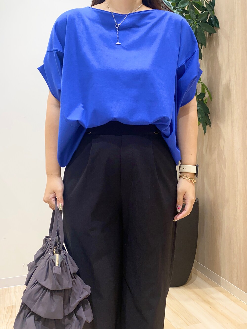 ブルー系のTシャツ/カットソー、ブラック系のその他パンツ、グレー系のトートバッグを着用したレディースの夏コーディネートの6枚目の写真