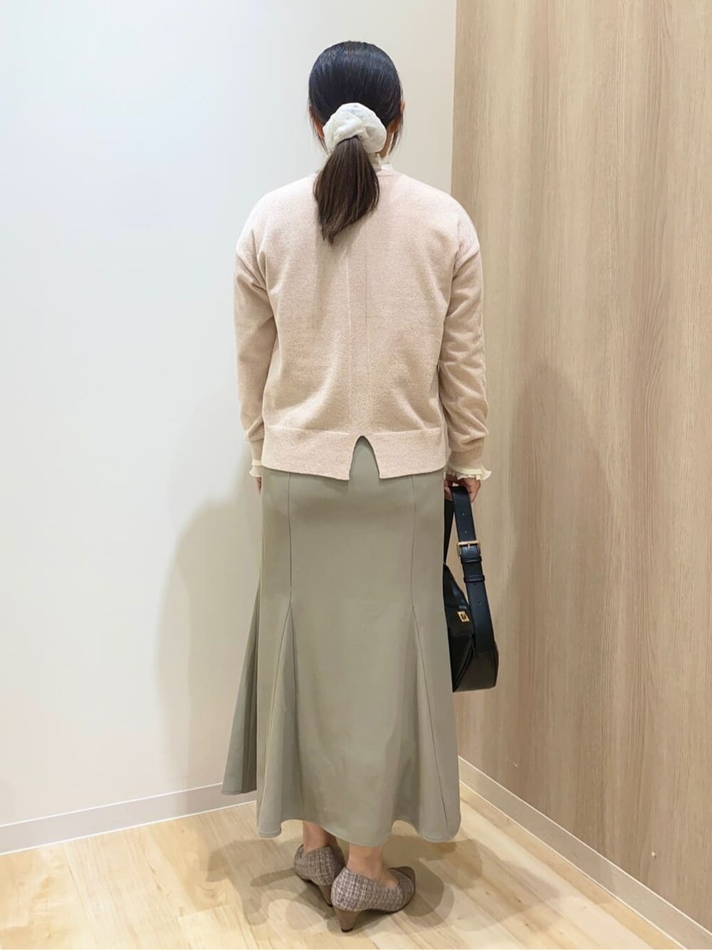 ピンク系のニット/セーター、ホワイト系のニット/セーター、ベージュ系のスカートを着用したレディースの秋コーディネートの3枚目の写真