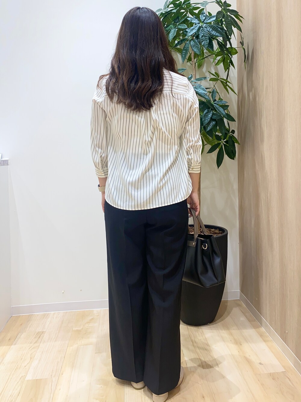 ホワイト系のシャツ/ブラウス、ブラック系のその他パンツ、ブラック系のトートバッグを着用したレディースの春コーディネートの3枚目の写真