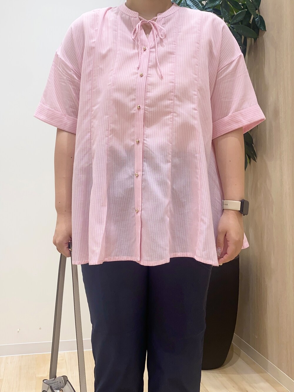 ピンク系のシャツ/ブラウス、ブルー系のその他パンツ、グレー系のショルダーバッグを着用したレディースの夏コーディネートの5枚目の写真