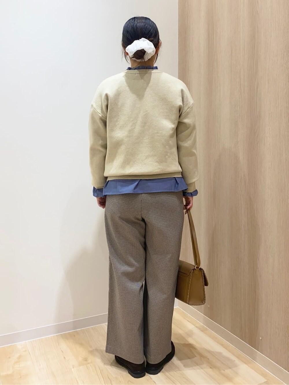 ホワイト系のニット/セーター、ブルー系のシャツ/ブラウス、ベージュ系のその他パンツを着用したレディースの秋コーディネートの4枚目の写真