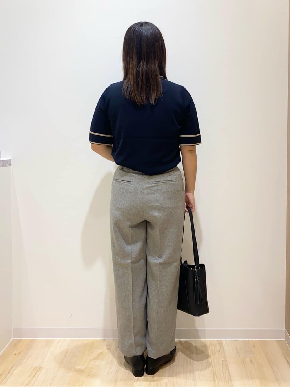 グレー系のその他パンツ、ブラック系のショルダーバッグ、ゴールド系のネックレスを着用したレディースの秋コーディネートの3枚目の写真