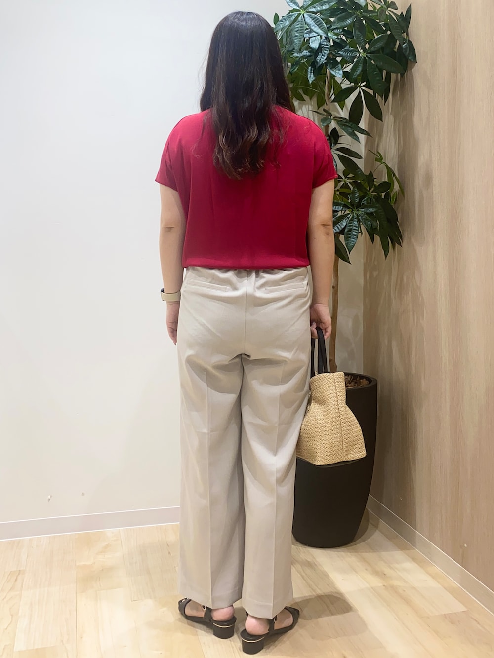 ピンク系のニット/セーター、ベージュ系のその他パンツ、ブラック系のトートバッグを着用したレディースの夏コーディネートの3枚目の写真