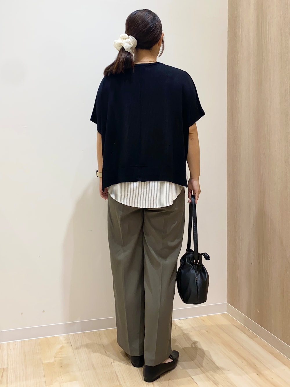 グリーン系のその他パンツ、ブラック系のショルダーバッグ、ゴールド系のネックレスを着用したレディースの秋コーディネートの4枚目の写真