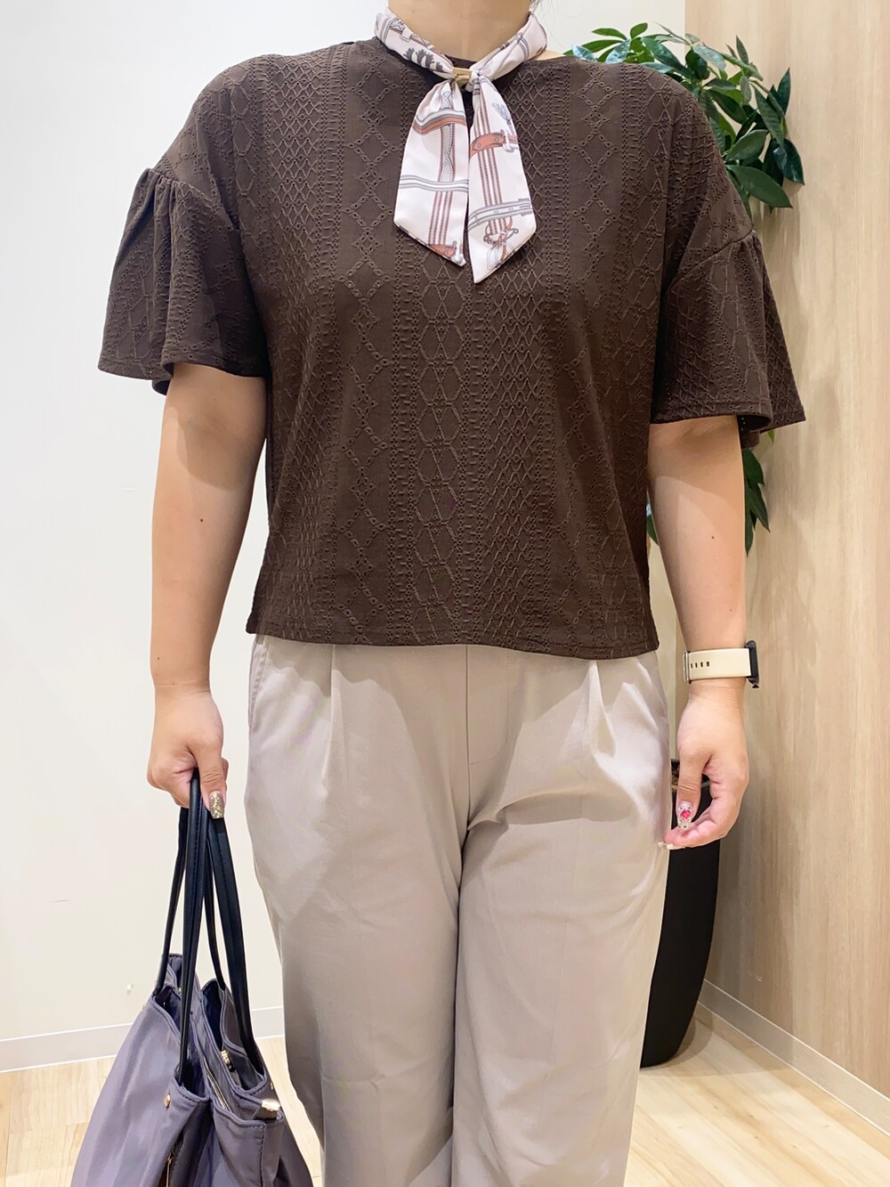 ブラウン系のTシャツ/カットソー、ベージュ系のその他パンツ、グレー系のトートバッグを着用したレディースの夏コーディネートの5枚目の写真