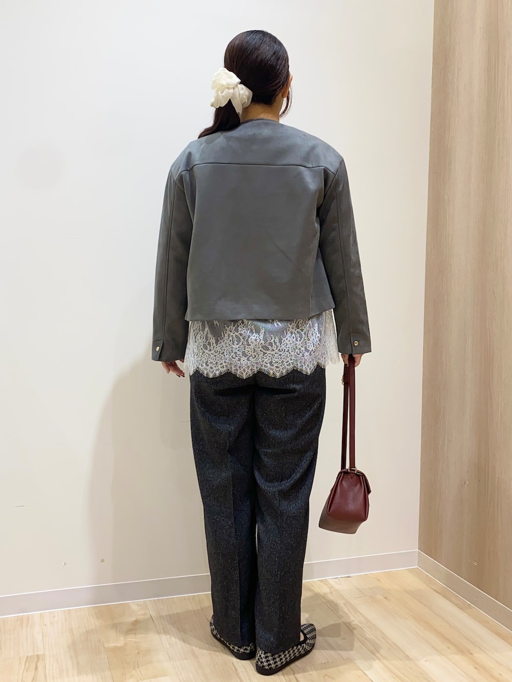 グレー系のテーラードジャケット、グレー系のTシャツ/カットソー、ブラック系のその他パンツを着用したレディースの秋コーディネートの5枚目の写真