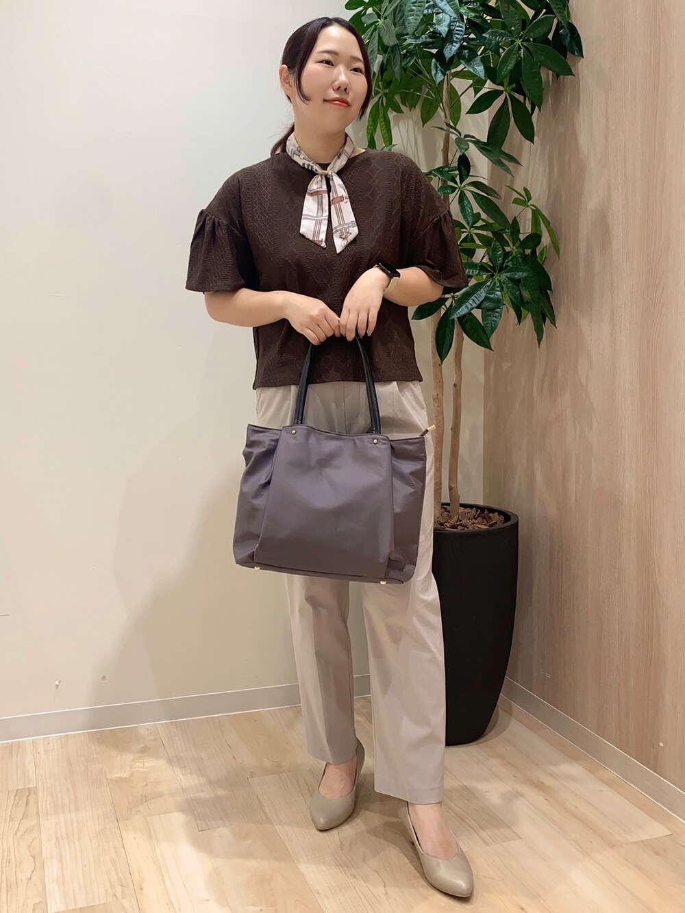 ブラウン系のTシャツ/カットソー、ベージュ系のその他パンツ、グレー系のトートバッグを着用したレディースの夏コーディネートの6枚目の写真