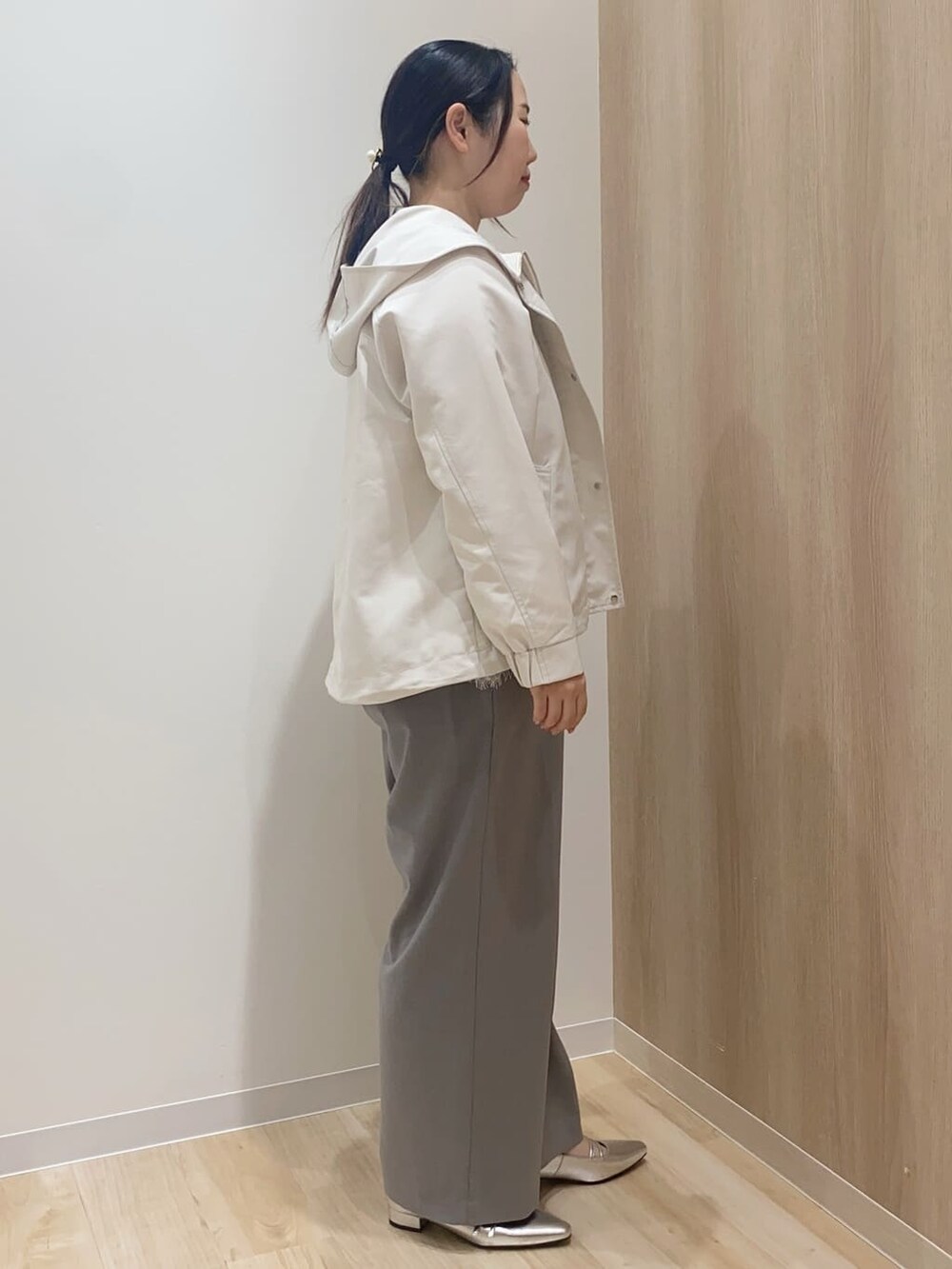 ホワイト系のブルゾン、ピンク系のニット/セーター、ホワイト系のTシャツ/カットソーを着用したレディースの春コーディネートの2枚目の写真