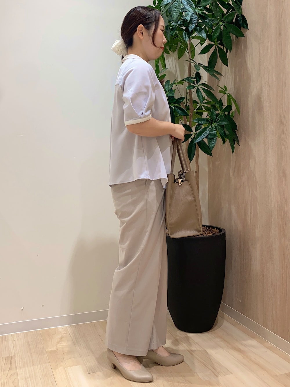 グレー系のシャツ/ブラウス、ベージュ系のその他パンツ、ブラウン系のトートバッグを着用したレディースの夏コーディネートの3枚目の写真