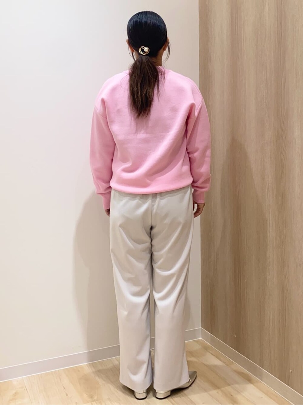 ベージュ系のその他パンツ、シルバー系のパンプス、ピンク系のニット/セーターを着用したレディースの冬コーディネートの3枚目の写真