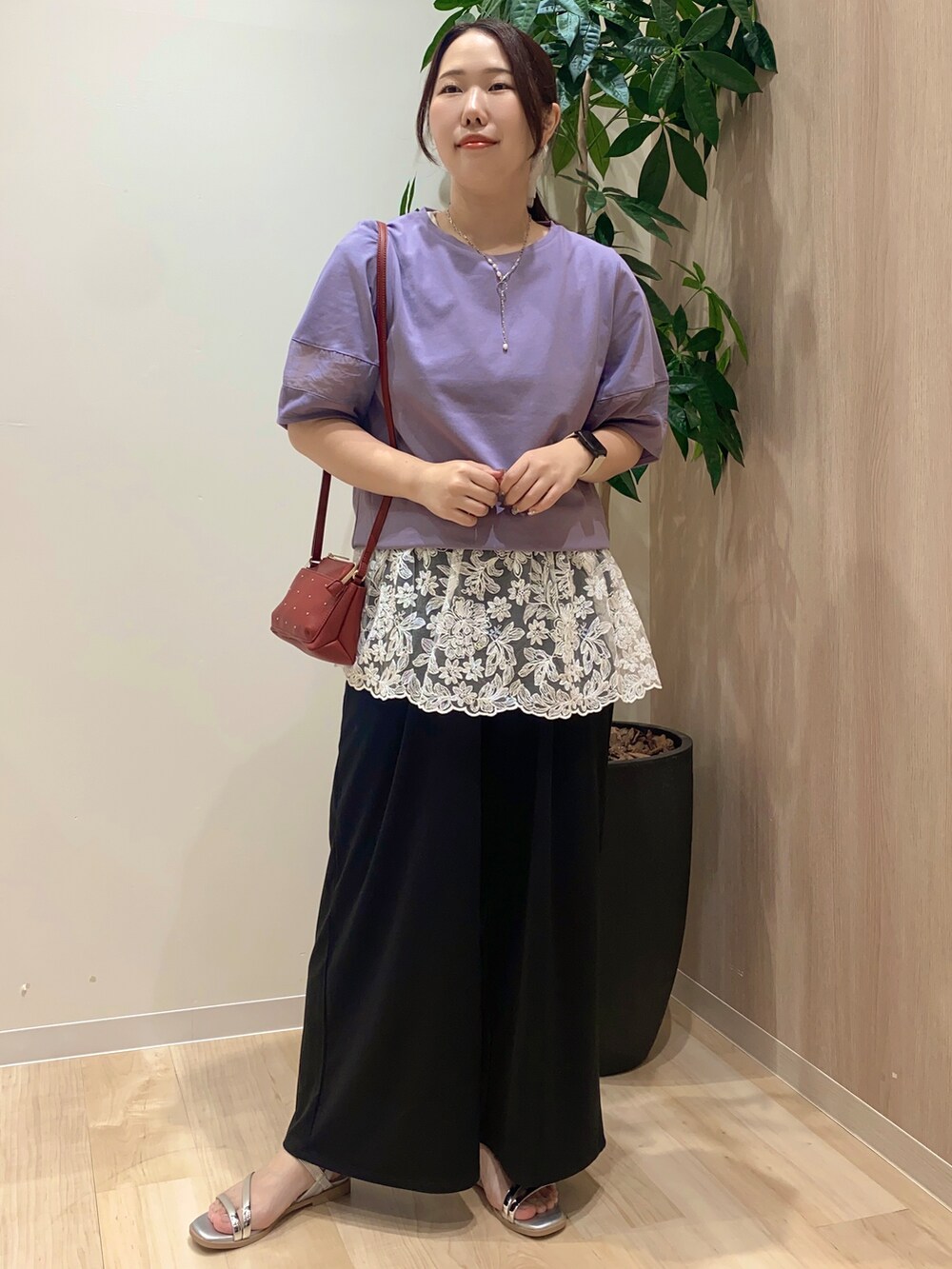 パープル系のTシャツ/カットソー、ホワイト系のTシャツ/カットソー、ブラック系のその他パンツを着用したレディースの夏コーディネートの2枚目の写真