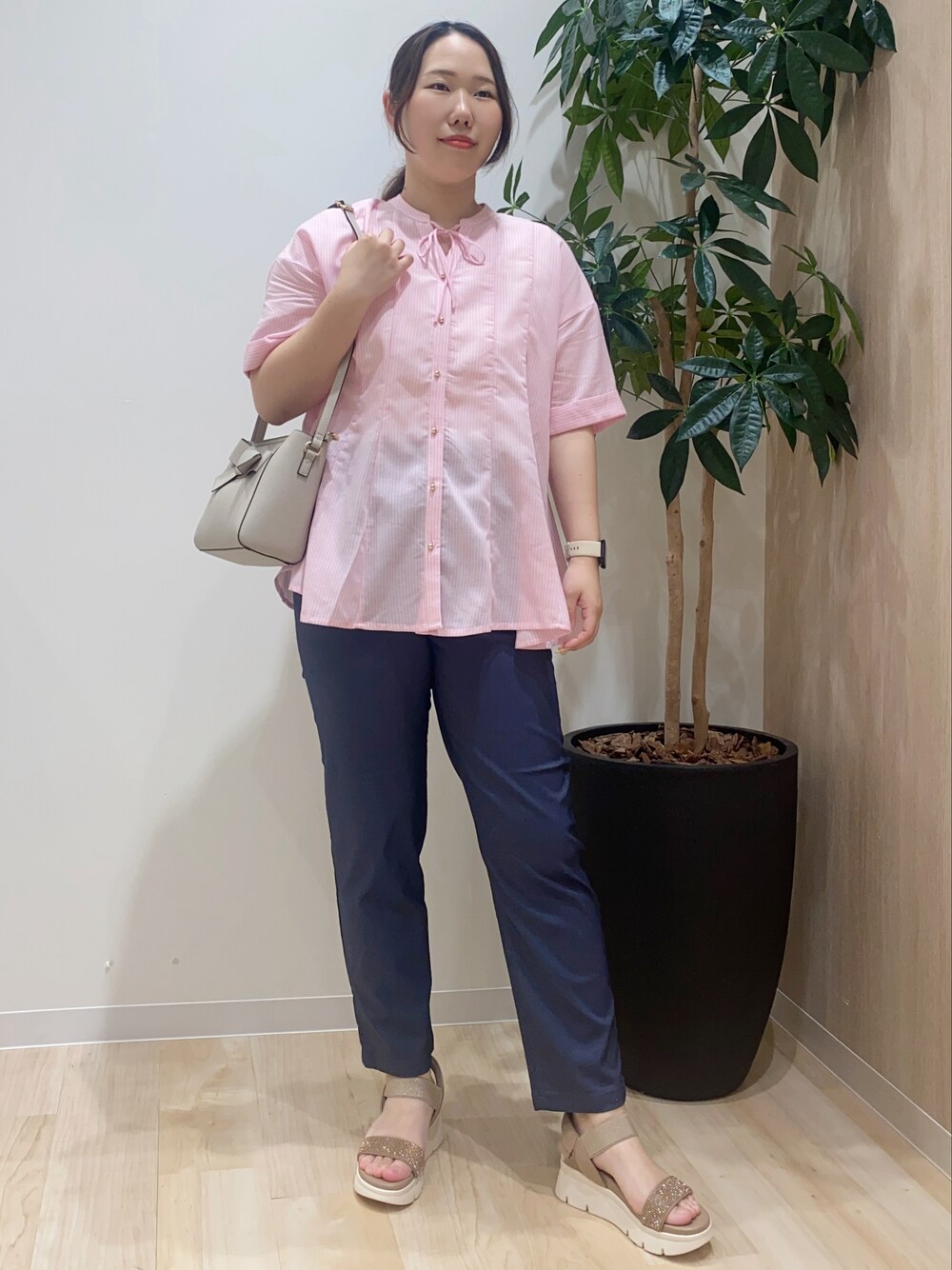 ピンク系のシャツ/ブラウス、ブルー系のその他パンツ、グレー系のショルダーバッグを着用したレディースの夏コーディネートの2枚目の写真