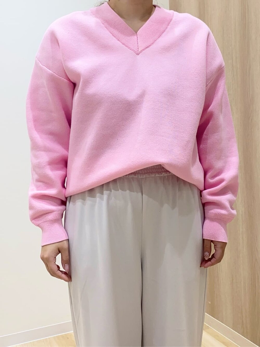 ベージュ系のその他パンツ、シルバー系のパンプス、ピンク系のニット/セーターを着用したレディースの冬コーディネートの4枚目の写真