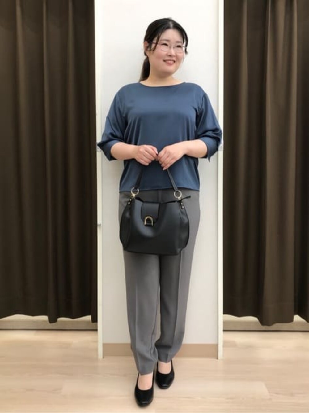 グレー系のその他パンツ、ブルー系のシャツ/ブラウスを着用したレディースの冬コーディネートの2枚目の写真